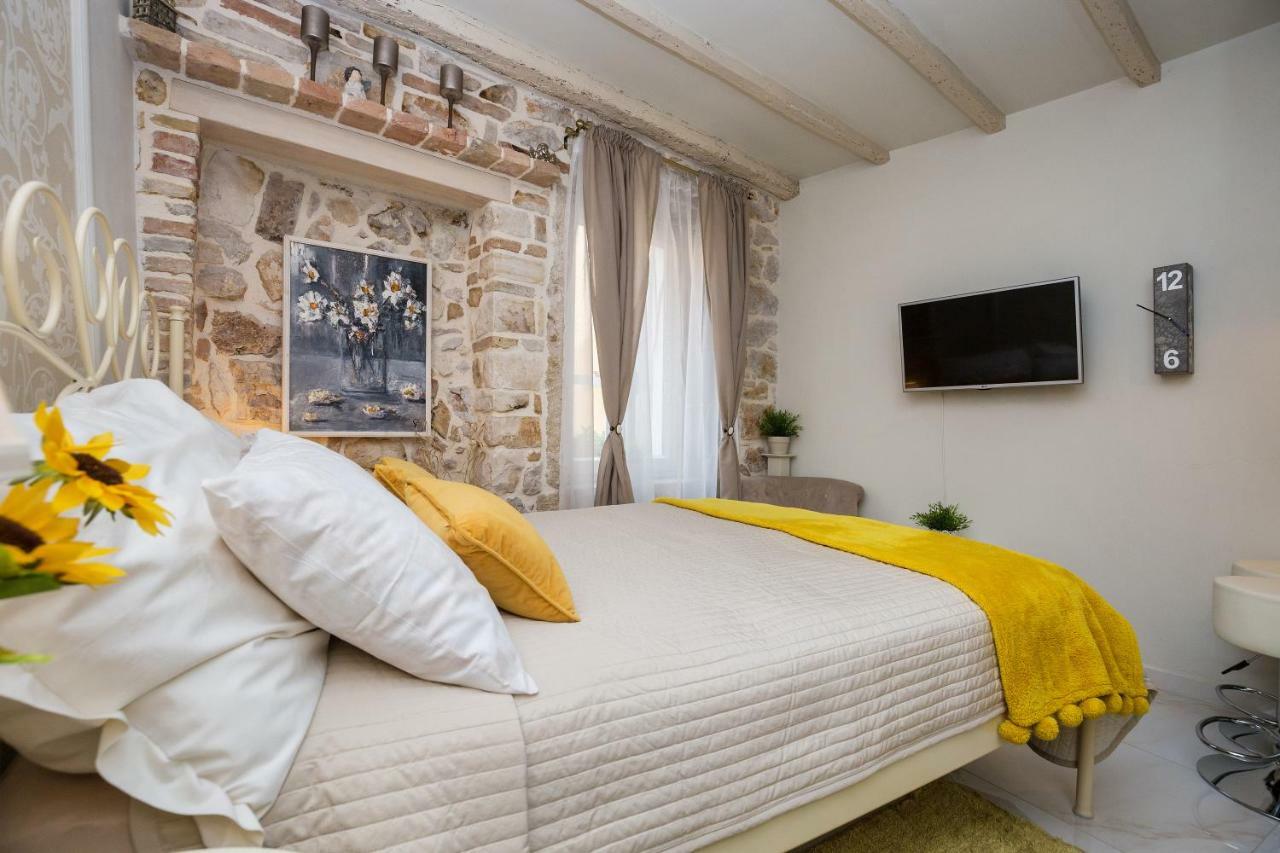 Studio Yellow Flower Rovinj Exteriör bild